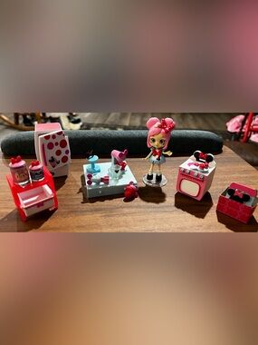 Shopkins Happy Places Dottie Cakes Disney Minnie Mouse Cupcake Kitchen